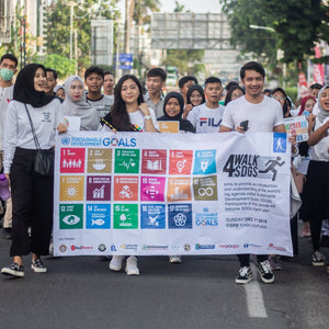 Menschen protestieren friedlich auf der Straße für nachhaltige Umwelt-Ziele.