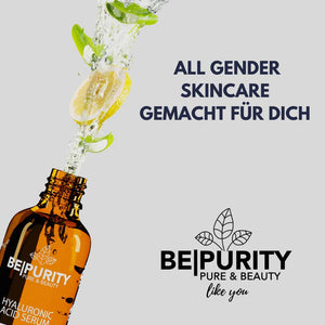 Die Wirkstoffe des Bepurity Hyaluronserums fließen von oben in einem Strudel in die Pumpspender-Falsche hinein, links ist das Bepurity-Logo zu sehen, recht der Slogan "All Gender Skincare gemacht für dich" zu lesen.